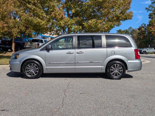 2016 Chrysler Town & Country S