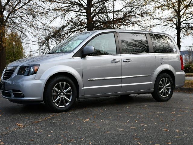 2016 Chrysler Town & Country S