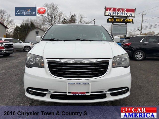 2016 Chrysler Town & Country S