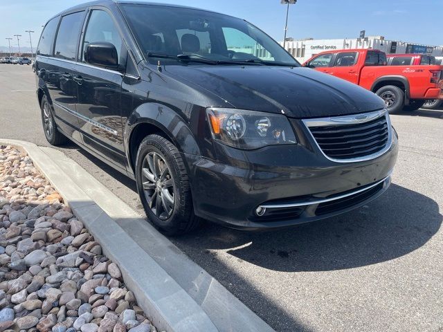 2016 Chrysler Town & Country S