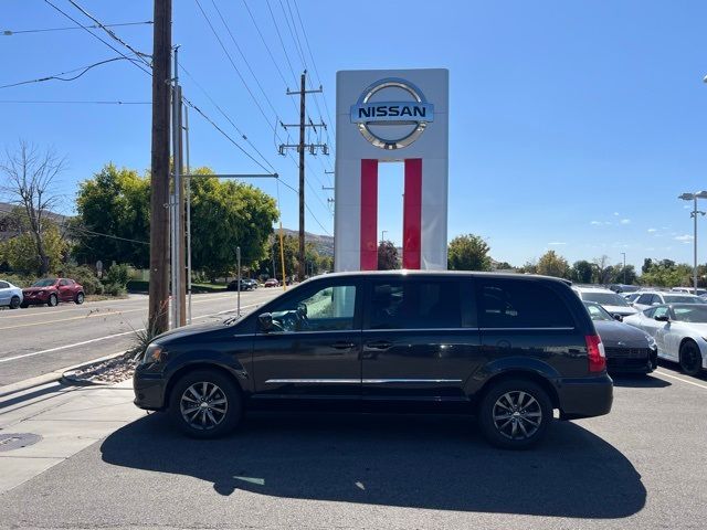 2016 Chrysler Town & Country S