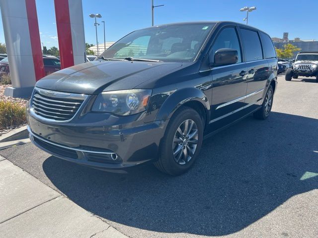 2016 Chrysler Town & Country S