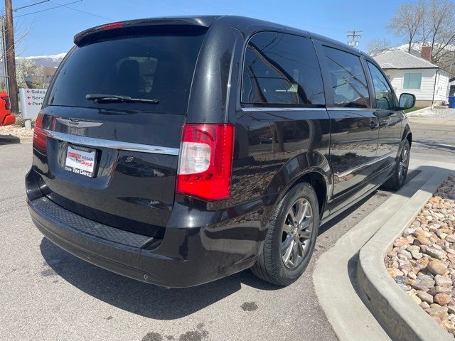 2016 Chrysler Town & Country S