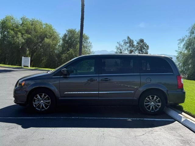 2016 Chrysler Town & Country S