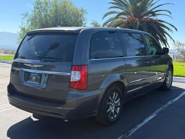 2016 Chrysler Town & Country S