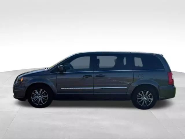 2016 Chrysler Town & Country S