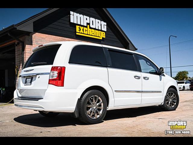 2016 Chrysler Town & Country S