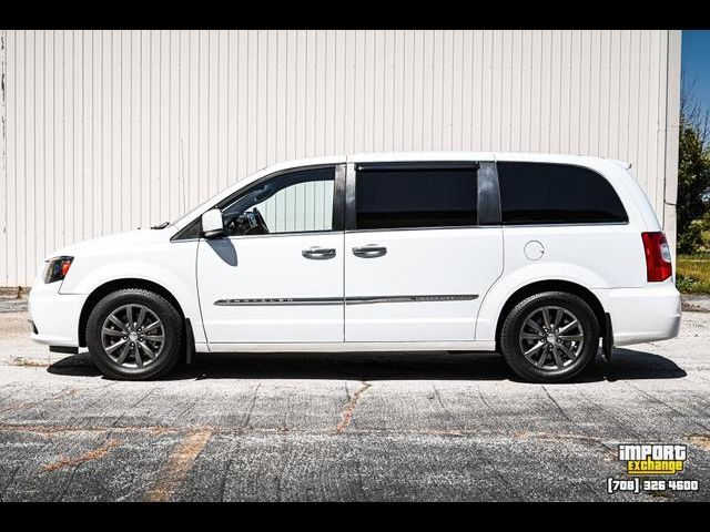 2016 Chrysler Town & Country S