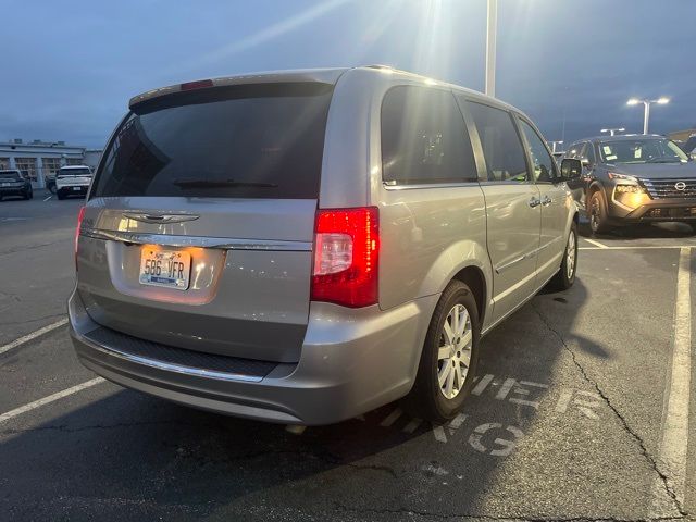 2016 Chrysler Town & Country Touring