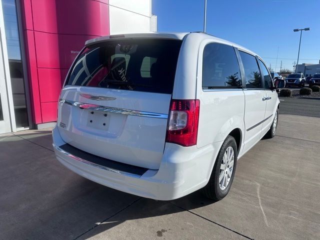 2016 Chrysler Town & Country Touring