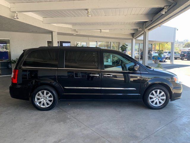 2016 Chrysler Town & Country Touring