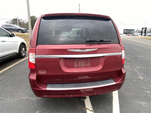 2016 Chrysler Town & Country Touring-L