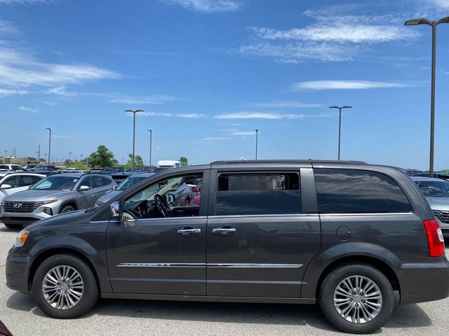 2016 Chrysler Town & Country Touring-L