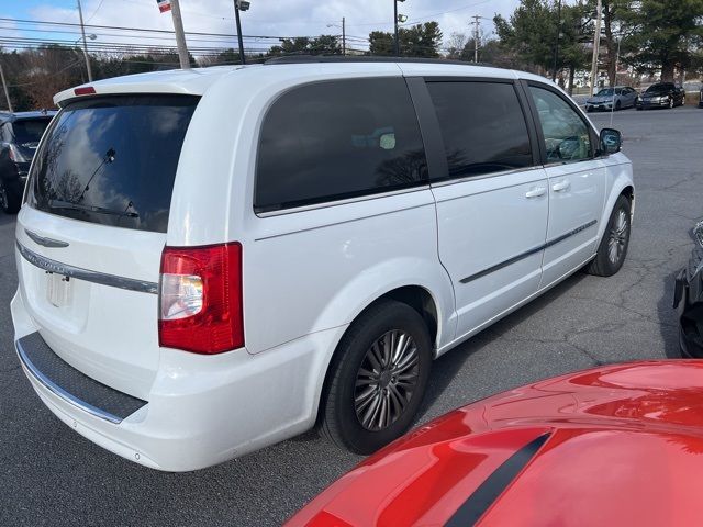 2016 Chrysler Town & Country Touring-L