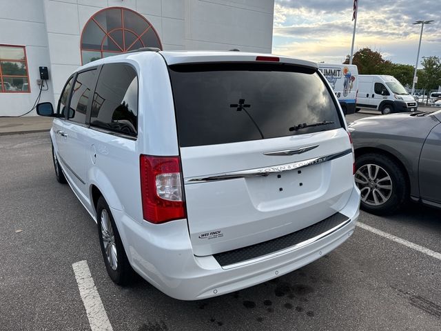 2016 Chrysler Town & Country Touring-L