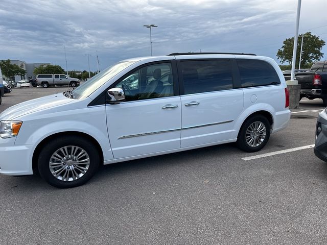 2016 Chrysler Town & Country Touring-L