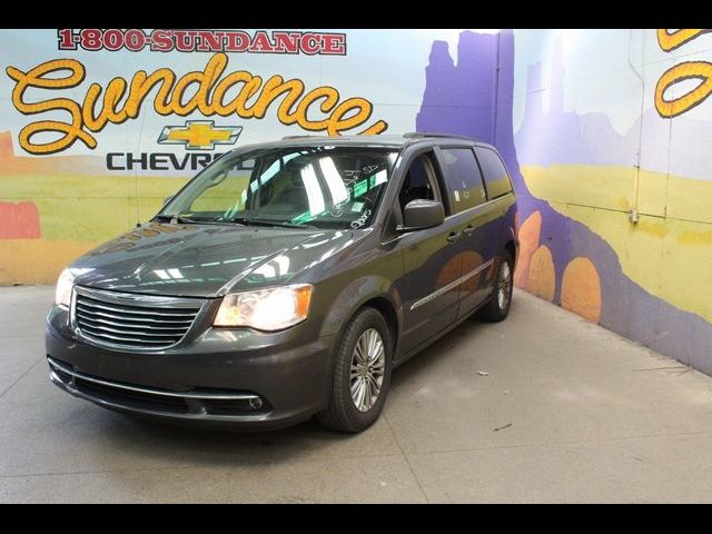 2016 Chrysler Town & Country Touring