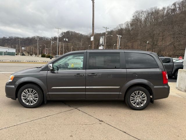 2016 Chrysler Town & Country Touring-L