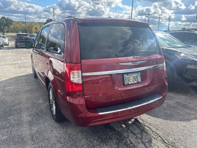 2016 Chrysler Town & Country Touring-L