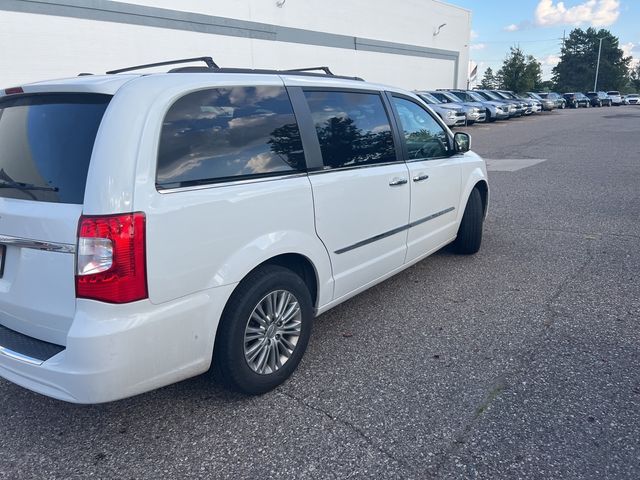 2016 Chrysler Town & Country Touring