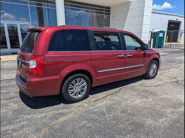 2016 Chrysler Town & Country Touring-L