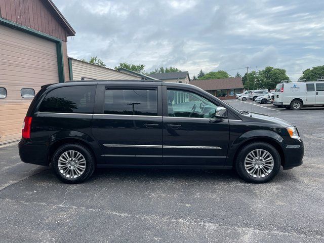 2016 Chrysler Town & Country Touring-L