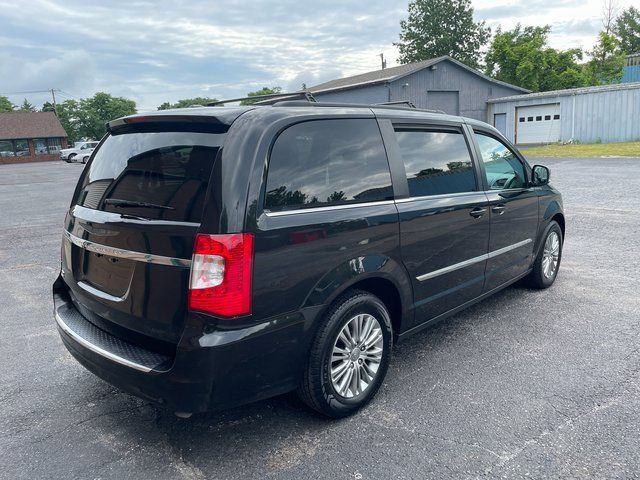 2016 Chrysler Town & Country Touring-L