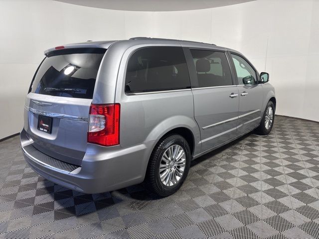 2016 Chrysler Town & Country Touring-L