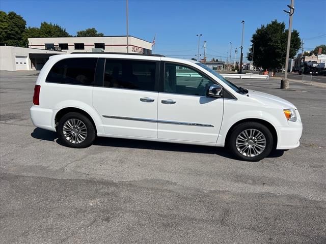 2016 Chrysler Town & Country Touring-L Anniversary Edition