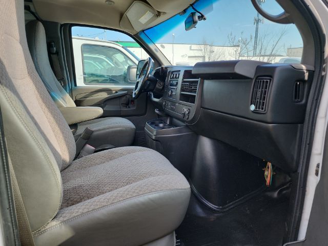 2016 GMC Savana Base