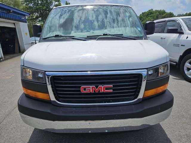 2016 GMC Savana Base