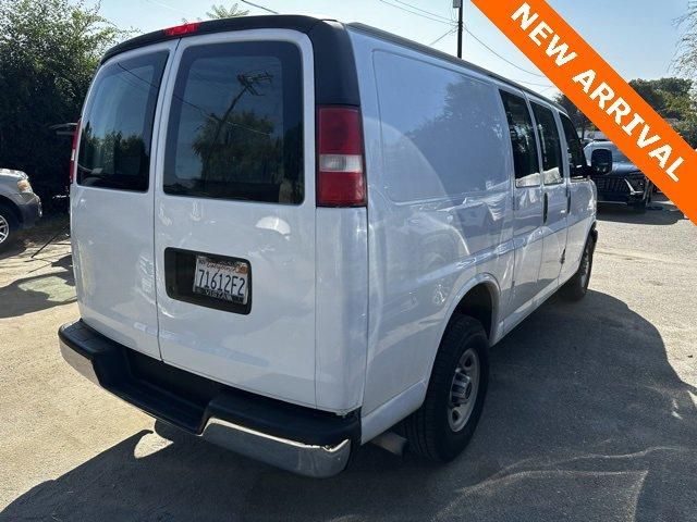 2016 GMC Savana Base