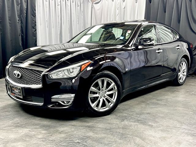 2016 INFINITI Q70 Base