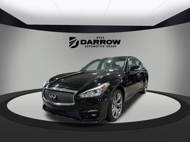 2016 INFINITI Q70 Base