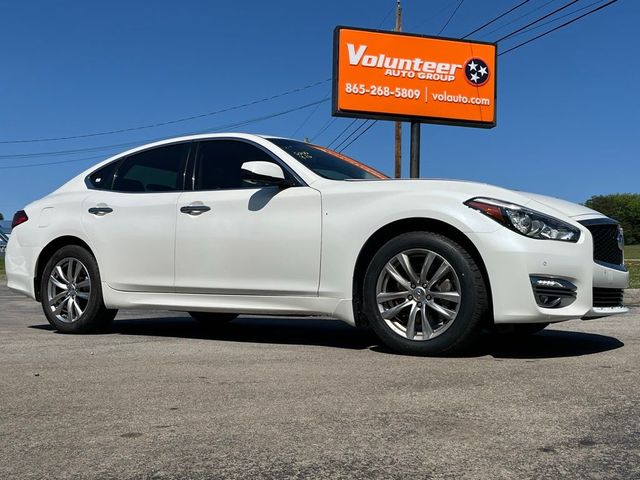 2016 INFINITI Q70 Base