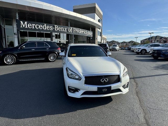 2016 INFINITI Q70 Base