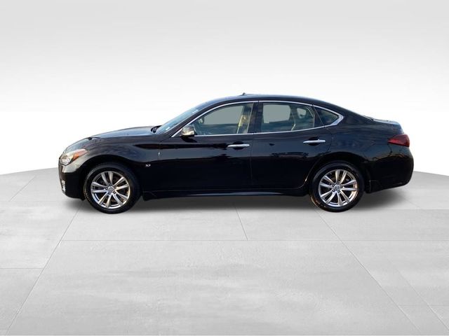 2016 INFINITI Q70 Base