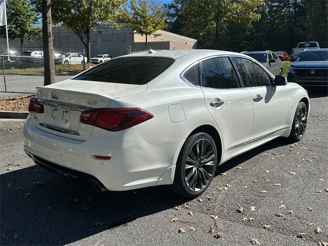 2016 INFINITI Q70 Base