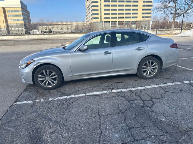 2016 INFINITI Q70 Base