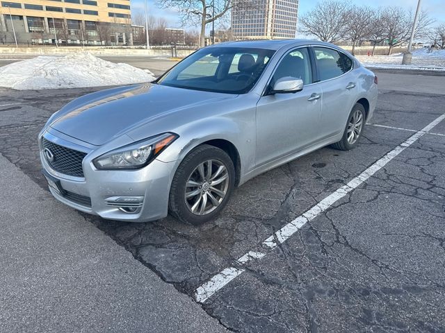 2016 INFINITI Q70 Base