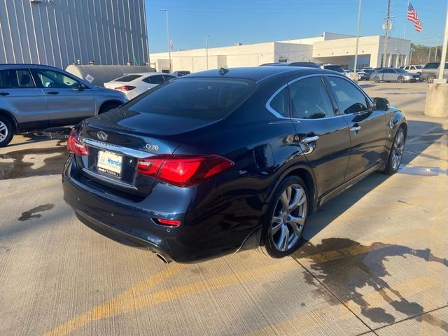 2016 INFINITI Q70 Base