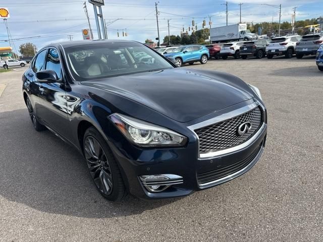 2016 INFINITI Q70 Base