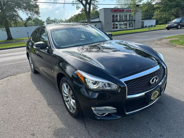 2016 INFINITI Q70 Base