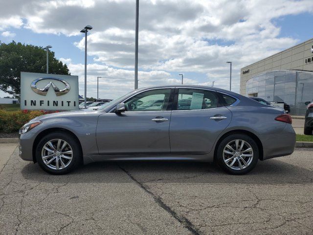 2016 INFINITI Q70 Base