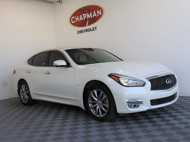 2016 INFINITI Q70 Base