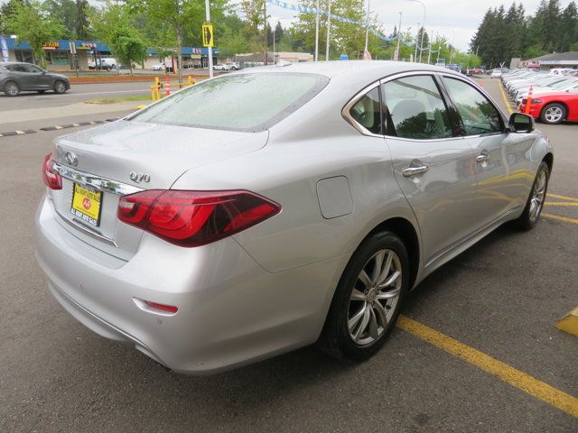 2016 INFINITI Q70 Base