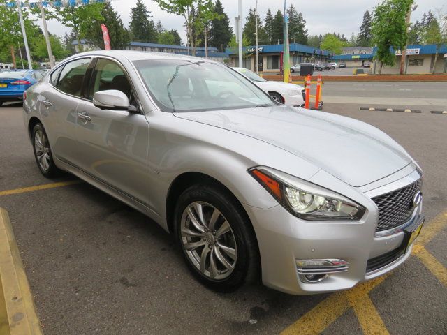 2016 INFINITI Q70 Base