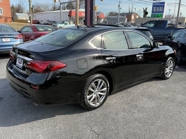 2016 INFINITI Q70 Base