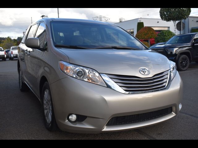 2016 Toyota Sienna XLE Auto Access Seat