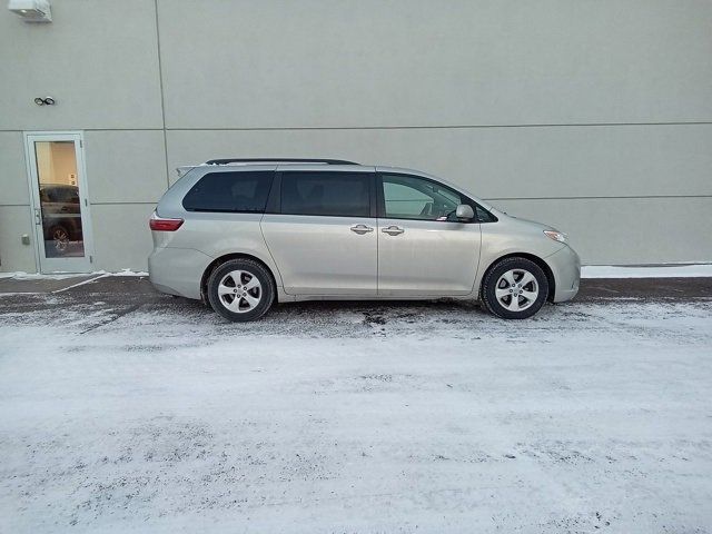 2016 Toyota Sienna LE